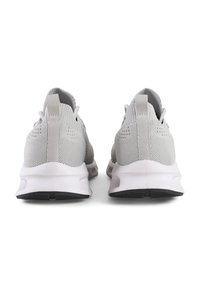 Baskets de sport en tricot gris avec une tige en mesh souple, une semelle intermédiaire blanche et une semelle en caoutchouc noir ; dotées d'une languette à l'arrière.