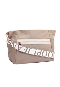 Bolso bandolera beige hecho de tejido suave, con un bolsillo con cremallera, correa texturizada con letras blancas y un acabado suave.