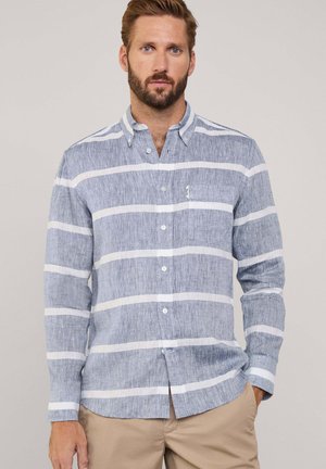 Hellblaues Button-Down-Hemd mit weißen horizontalen Streifen. Hergestellt aus strukturiertem Stoff, mit einem Kragen und einer Brusttasche.