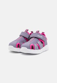 Lila und rosa Kinderschuhe mit einem Mesh-Design, Ausschnitten, verstellbarem Riemen und einer weißen Gummisohle.