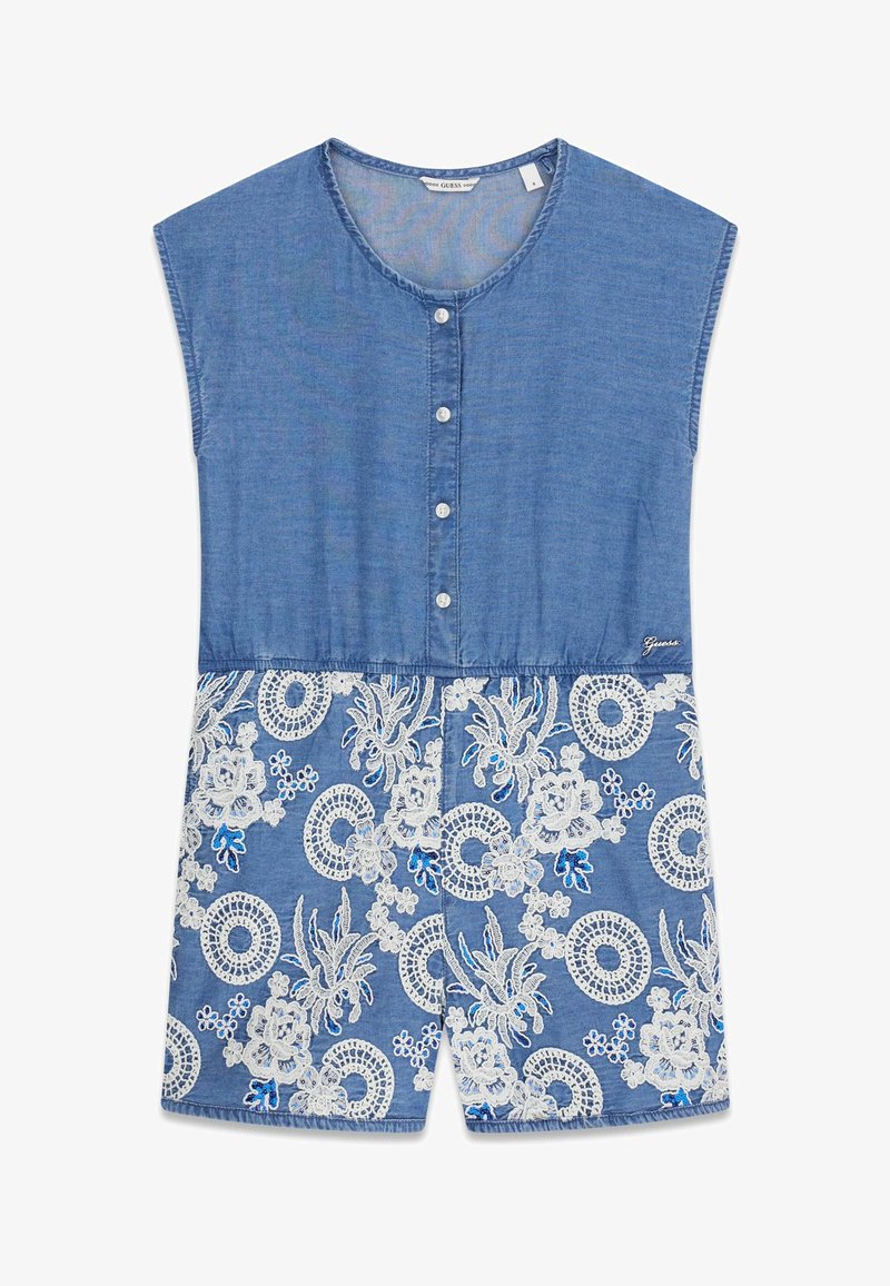 Combinaison sans manches en denim bleu avec des boutons à l'avant, un col rond et une broderie crochetée florale blanche sur la partie short.