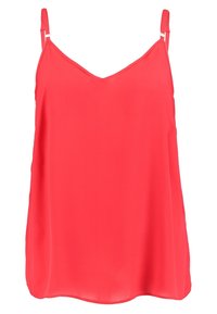 Camisole rouge légère avec un décolleté en V et des bretelles fines et réglables ; texture lisse et coupe décontractée avec un drapé subtil.