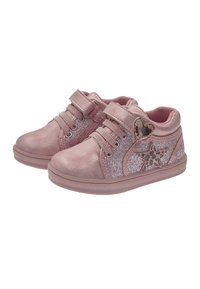 Růžové třpytivé tenisky s umělou koženou úpravou. Obsahují vzor hvězd, srdíčkový akcent a dvojí zapínání pomocí tkaniček a pásku.