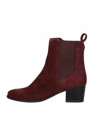Stivale alla caviglia in suede bordeaux con pannello elastico laterale, linguetta a cappio e tacco a blocco nero impilato.