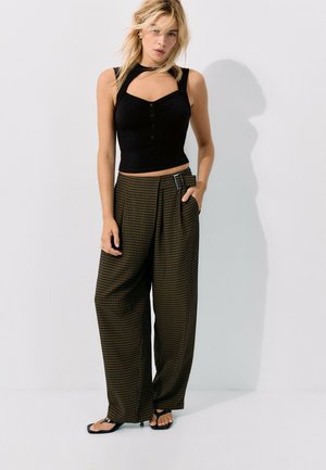 Stradivarius, FLOWING CHECK TROUSERS WITH BUCKLE - Pantalon classique - khaki