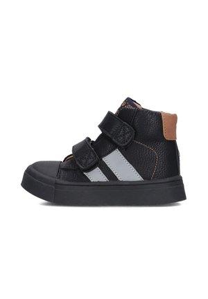 Schwarze High-Top-Sneaker mit zwei Klettverschlussriemen, grauen diagonalen Streifen, braunen Akzenten, strukturiertem Leder und Gummisohlen.