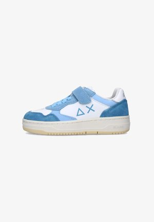 Sneakers blu e bianchi con dettagli in suede e una fascia in Velcro. Presentano una suola testurizzata e un logo geometrico blu sul lato.