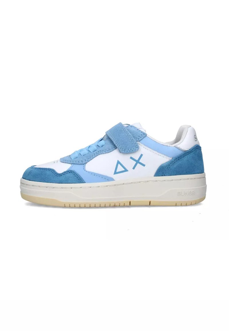 Sneakers blu e bianchi con dettagli in suede e una fascia in Velcro. Presentano una suola testurizzata e un logo geometrico blu sul lato.