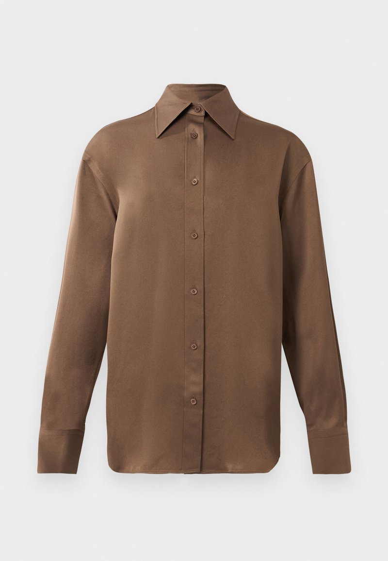 Camisa de botones de manga larga marrón con cuello y puños puntiagudos, exhibida sobre un fondo blanco liso.