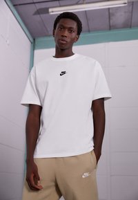 Nike Sportswear - M NSW PREM ESSNTL TEE - T-shirts basic - white Miniaturebillede 1