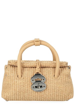 Borsa intrecciata beige con manici in pelle arrotondati e chiusura a scatto in metallo argentato al centro davanti.