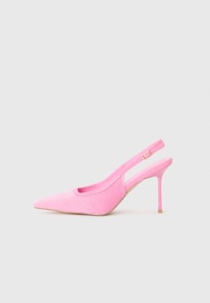 Roza slingback peto z visoko konico, izdelana iz teksturiranega blaga, s sleek dizajnom, stiletto peto in nastavljivim trakom z zlatimi dodatki.