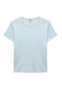 T-shirt in cotone azzurro chiaro con colletto rotondo, maniche corte e una texture liscia; presenta cuciture lungo le spalle.