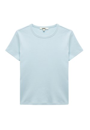 T-shirt in cotone azzurro chiaro con colletto rotondo, maniche corte e una texture liscia; presenta cuciture lungo le spalle.