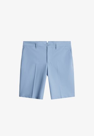 Pantaloni corti azzurri chiari realizzati in tessuto morbido, con chiusura a bottone, tasche laterali e un design sartoriale con pieghe.