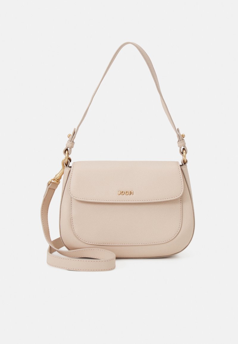 Sac à bandoulière en cuir beige avec ferrures dorées, fermeture à rabat et bandoulière amovible, marqué "JOOP!" en lettres dorées.