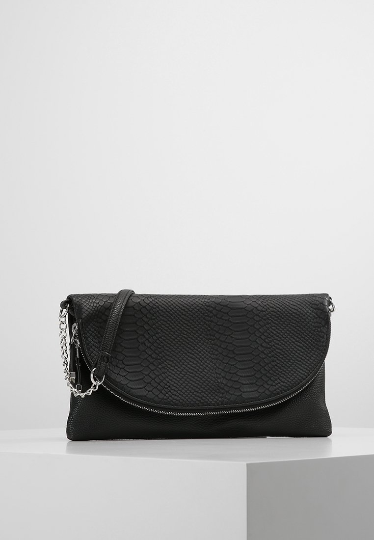 Borsa a pochette nera con un motivo a pelle di serpente testurizzata. Caratterizzata da una chiusura con zip e una tracolla a catena removibile. Forma compatta e rettangolare.