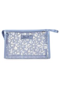 Bolsa de cosméticos transparente con un marco azul claro, que presenta un interior con un patrón geométrico blanco y azul, y un cierre de cremallera en la parte superior.