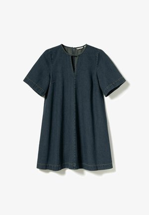 Tumši zila džinsa kleita ar īsām piedurknēm, V veida izgriezumu un vaļēju piegriezumu. Malas ir izšūtas ar mašīnas dūrieniem.