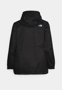 Giacca impermeabile nera con cappuccio, polsini elasticizzati e logo sul retro. Tessuto liscio e vestibilità rilassata.