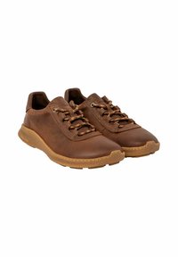 Zapatillas de cuero marrón con parte superior texturizada, puntera redonda y cordones marrones en contraste. Suela acolchada para mayor comodidad y soporte.