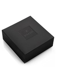 Scatola regalo nera a forma di quadrato con finitura opaca, dotata di un logo in rilievo sul coperchio. Texture liscia senza hardware o dettagli visibili.