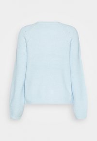 Maglione lavorato a maglia blu chiaro con scollo rotondo, maniche lunghe e fit cropped. Presenta un motivo testurizzato e cuciture a raglan.