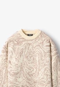 Krémový a béžový sveter s mramorovým vzorom, vyrobený z jemného materiálu, s rebrovaným okrúhlym výstrihom a voľným strihom.