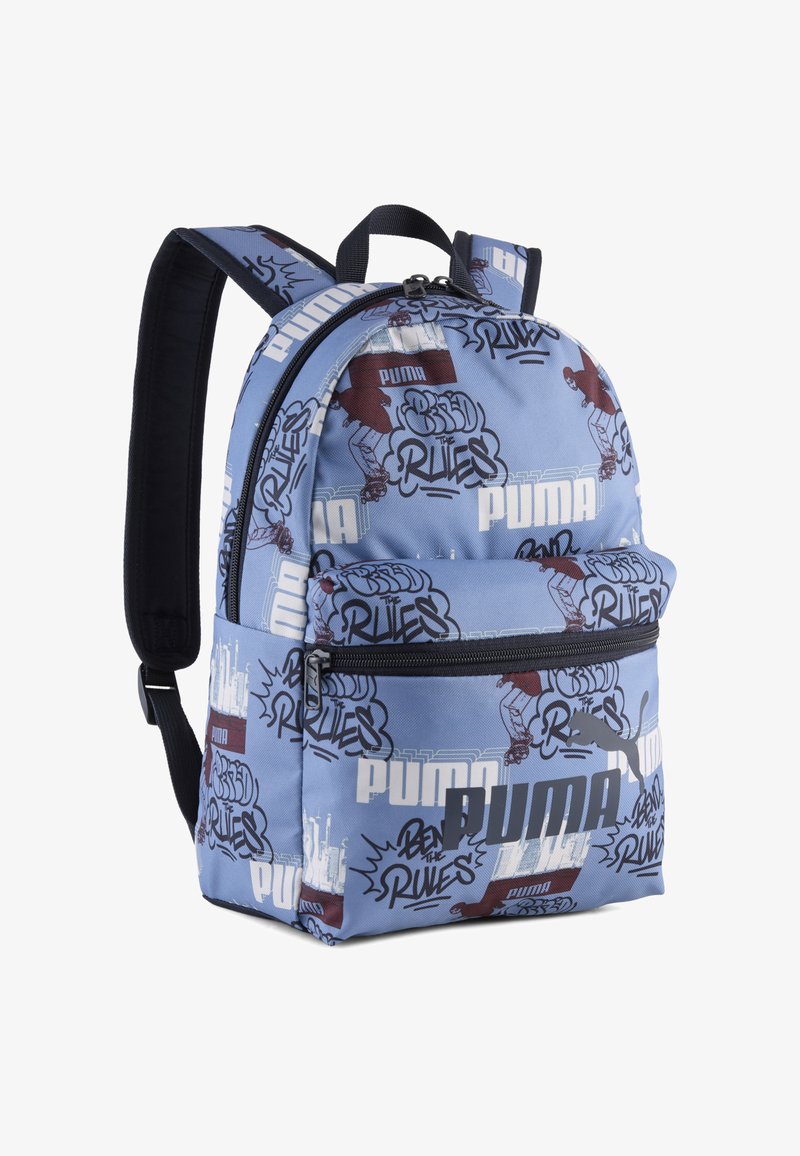 Modrá batoh s tisky ve stylu graffiti a černými akcenty. Má zipové uzavření a polstrované ramenní popruhy. Vyrobeno z odolné tkaniny.
