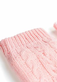 Maglione rosa a treccia con bordi a coste e una texture morbida, caratterizzato da evidenti motivi attorcigliati sul corpo e sulle maniche.