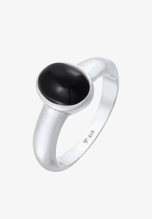 Sudraba gredzens ar ovālu melnu akmeni, gludu pulētu apdari un ar zīmogu "925", kas norāda uz sudraba kvalitāti.