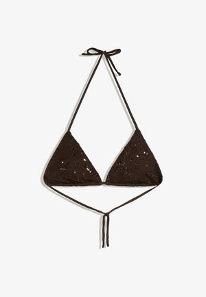 Donkerbruin driehoekig bikini topje met halternek en strikjes aan de achterkant, versierd met subtiele pailletten die bloemmotieven vormen.