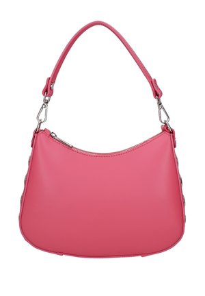 Petit sac à bandoulière en cuir rose avec fermoirs en argent et fermeture supérieure zippée, doté d'une seule poignée courbée.