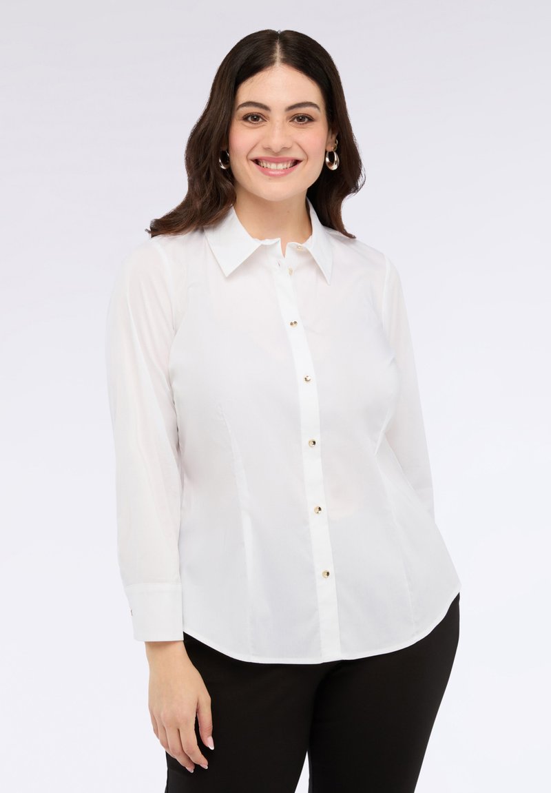 Biała koszula z kołnierzykiem, długimi rękawami i złotymi guzikami. Gładki materiał z dopasowanym krojem i zaokrąglonym dołem.
