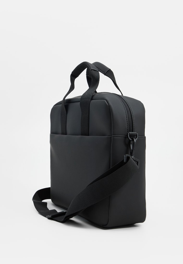 Schwarze, rechteckige Tasche aus glattem Material, mit zwei oberen Griffen, einem langen verstellbaren Tragegurt und einem Reißverschluss.