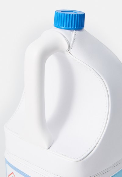 Hvid plastflaske med en blå skruelåg og stærkt håndtag. Glat overflade med afrundede kanter, forsynet med en etiket med sikkerhedsikoner.