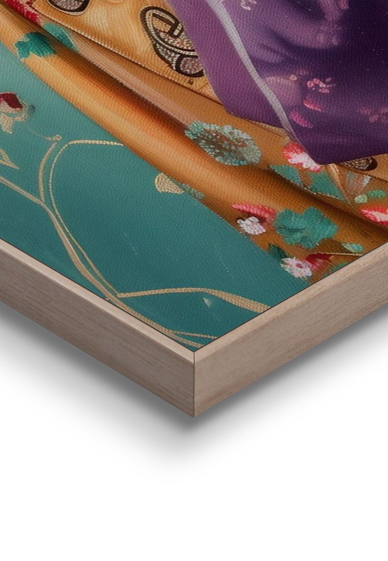 Bunte Stoffschichten präsentieren komplexe Blumenmuster auf einem türkisfarbenen Hintergrund, mit glatten, glänzenden Texturen und einem holzigen Rand.