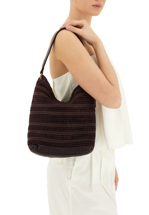 Borsa hobo in tessuto bordeaux con un design a strisce testurizzate, dotata di una tracolla in pelle liscia e accessori in tonalità oro.