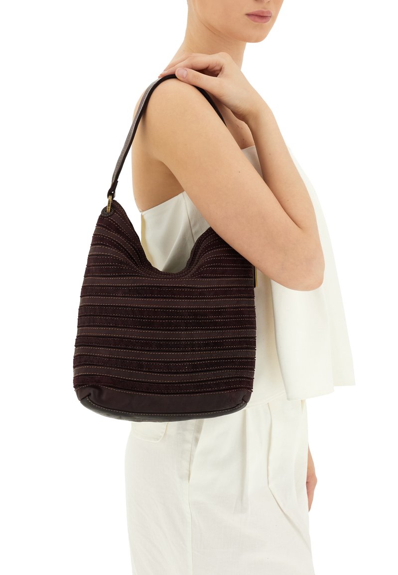 Borsa hobo in tessuto bordeaux con un design a strisce testurizzate, dotata di una tracolla in pelle liscia e accessori in tonalità oro.