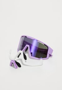 Lila Sportsonnenbrille mit dickem Rahmen, dunklen verspiegelten Gläsern und weißen austauschbaren Seitenschilden. Mit schwarzen Gummielementen für besseren Halt.