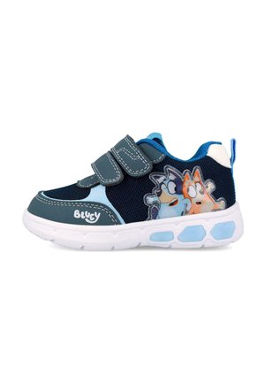 Zapatilla deportiva azul marino para niños con detalles en azul claro y blanco, dos tiras de velcro y personajes de perros de dibujos animados en el lateral.