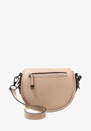 Bolso cruzado de cuero rosa claro con forma redondeada, bolsillo con cremallera en la parte frontal y herrajes negros. Correa ajustable y textura suave.