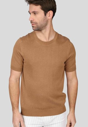 Pull en maille à manches courtes de couleur marron clair, doté d'un col rond côtelé et de bords-côtes, fabriqué à partir d'un matériau lisse et léger.