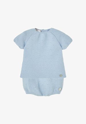 Grenouillère tricotée bleu clair pour bébé, manches courtes et texture subtilement à pois, avec deux petites étiquettes rondes de marque à l'avant.