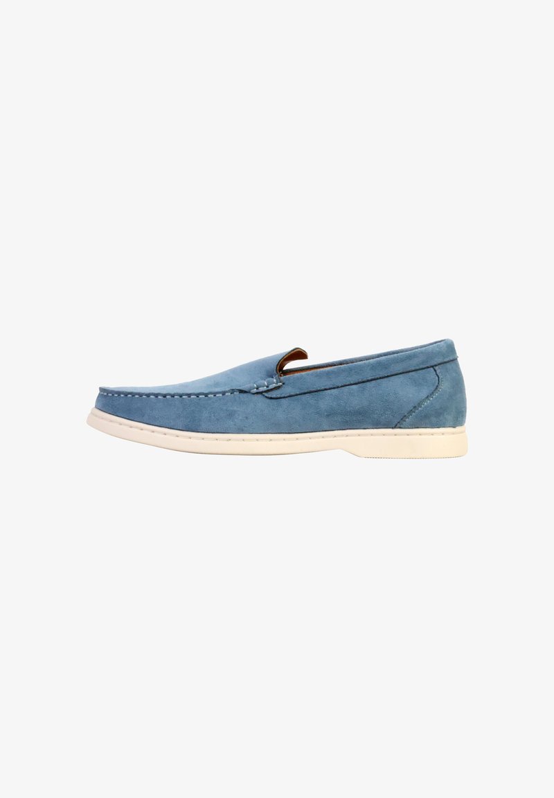 Mocassin bleu en daim à enfiler avec semelle blanche, coutures apparentes le long du bord supérieur et petit talon sur fond blanc.