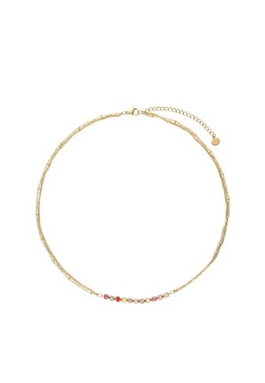 Collana a catena d'oro delicata con piccole perline di pietre preziose rosa, rosse e trasparenti al centro, chiusura regolabile con catena di estensione.