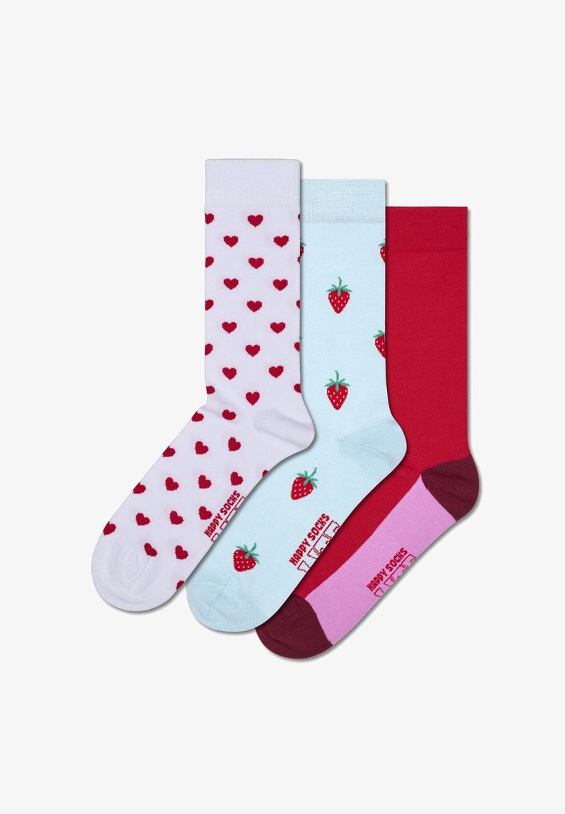 Drei Paar Baumwollsocken: ein weißes Paar mit roten Herzen, ein hellblaues mit Erdbeer-Muster und ein einfarbig rotes Paar. Jedes hat kontrastierende Akzente.