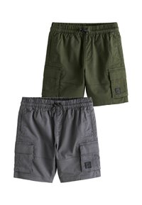 Twee paar cargoshorts: olijfgroen en donkergrijs. Beide hebben een elastische tailleband, trekkoorden en meerdere zijzakken.