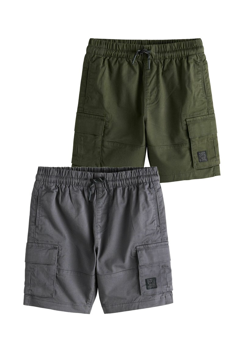 Twee paar cargoshorts: olijfgroen en donkergrijs. Beide hebben een elastische tailleband, trekkoorden en meerdere zijzakken.