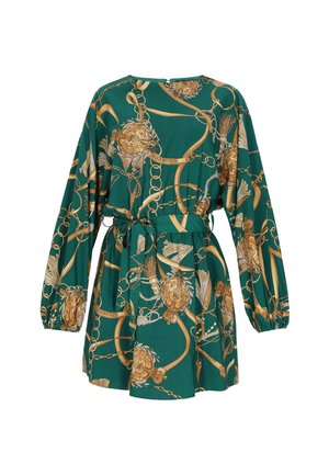 Langærmet kjole i blågrøn farve med mønster af guldkæder og kvaster, indsnøret talje og løs nederdel, vist på en hvid baggrund.